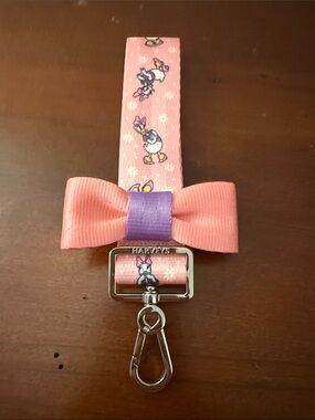 Harveys Seatbelt Bag Disney Daisy Duck Keychain Strap Click and Go CNG